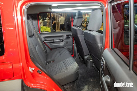 Chi tiết Suzuki Jimny 5 cửa ở Đông Nam Á: Rộng hơn, nặng hơn, đắt hơn bản dự kiến sắp bán ở Việt Nam- Ảnh 13. Hàng ghế sau rộng rãi hơn nhưng cũng chỉ có 2 chỗ ngồi, không có các tiện ích như bệ tì tay hay cửa gió điều hòa. Khoang hành lý có dung tích 208 lít, có thể mở rộng lên 332 lít khi gập hàng ghế sau, lớn hẳn so với mức 85 lít của bản 3 cửa.
