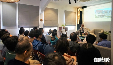 Shakespeare, nghệ thuật của muôn thuở và muôn nơi- Ảnh 1. Salon Cà phê thứ bảy kín khán giả đến nghe buổi trò chuyện về Shakespeare - Ảnh: H.VY