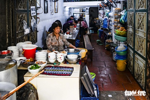 Xác minh thông tin 'bị đuổi khỏi quán phở vì ngồi xe lăn'- Ảnh 1. Chủ quán phở gà trên phố Nam Ngư, Hà Nội khẳng định chỉ nhắc nhở V.M.L. vị trí đi lại chật, lại là nơi làm hàng và cho biết không đuổi khách bằng lời nói như trên mạng xã hội - Ảnh: HỒNG QUANG