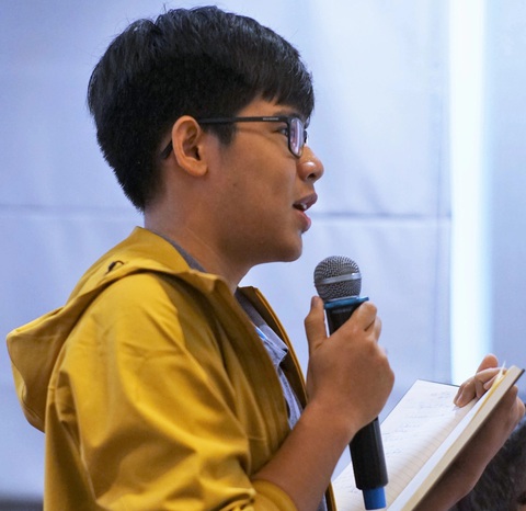 Shakespeare, nghệ thuật của muôn thuở và muôn nơi- Ảnh 6. Một độc giả là du học sinh tại Úc đặt câu hỏi cho dịch giả Bùi Xuân Linh - Ảnh: H.VY