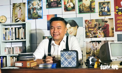 Đạo diễn Nhất Trung giới thiệu phim chiếu tết mang tên Gặp lại chị bầu vào chiều 15-1 - Ảnh: MI LY Đạo diễn Nhất Trung giới thiệu phim chiếu Tết mang tên Gặp lại chị bầu vào chiều 15-1 - Ảnh: MI LY
