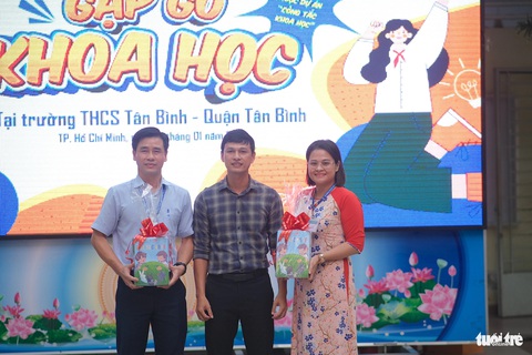 Diễn kịch chuyển tải kiến thức khoa học, sức khỏe cho học sinh- Ảnh 3. 50 cuốn sách 'Một sức khỏe' được trao đến thư viện Trường THCS Tân Bình (quận Tân Bình, TP.HCM) - Ảnh: NGỌC PHƯỢNG