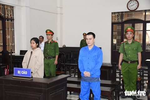 Đôi vợ chồng hờ mua bán con lãnh 23 năm tù về tội mua bán người- Ảnh 1. Bị cáo Nhung và Tuấn tại phiên tòa xét xử - Ảnh: HỒ GIANG
