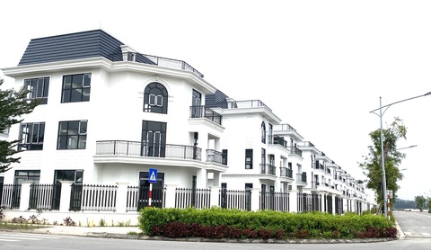 Bất động sản 2023, tiền đổ quá nhiều vào đất nền để đầu cơ- Ảnh 1. Một số khu đô thị tại Hà Nội để hoang nhưng các biệt thự, nhà liền kề, nền đất đều đã có chủ - Ảnh: B.NGỌC