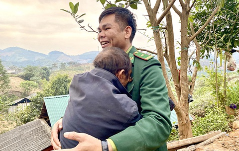 Ông Dơ bật khóc nức nở ôm chầm lấy bộ đội biên phòng, không dám tin đây là sự thật - Ảnh: HÀ THANH Ông Dơ bật khóc nức nở ôm chầm lấy bộ đội biên phòng, không dám tin đây là sự thật - Ảnh: HÀ THANH