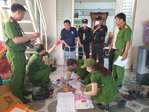 Hậu Giang bắt tạm giam đối tượng lừa đảo hơn 19 tỉ đồng- Ảnh 1. Cơ quan công an khám xét nơi làm việc của đối tượng lừa đảo Bùi Thanh Đoàn - Ảnh: HUY PHÁCH