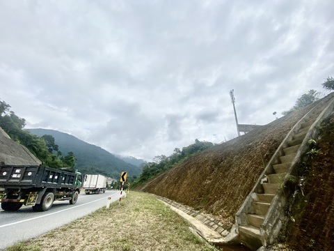 Đã phủ sóng di động trong vùng 'lõm' cao tốc La Sơn - Hòa Liên- Ảnh 1. Trạm thu phát sóng của Viettel trong vùng lõi Vườn quốc gia Bạch Mã giúp phủ sóng toàn tuyến La Sơn - Hòa Liên (nối Đà Nẵng với Thừa Thiên Huế) - Ảnh: TRƯỜNG TRUNG
