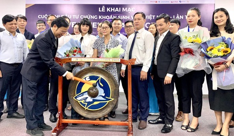Sinh viên từ 102 trường đại học, cao đẳng tranh tài đầu tư chứng khoán- Ảnh 1. Ông Nghiêm Quý Hào đánh chiêng khai mạc cuộc thi Đầu tư chứng khoán sinh viên Việt Nam lần thứ 2 Investment Challenge 2024 chiều 15-1 - Ảnh: TRẦN HUỲNH