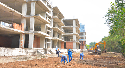 Với sự giám sát xây dựng chặt chẽ của Chủ đầu tư, dự án Panomax River Villa đang thi công đúng tiến độ cam kết: Hoàn thiện mặt ngoài công trình; hoàn thành phần khung các tầng với bê tông cốt thép; phát quang, dọn dẹp mặt bằng để triển khai cảnh quan và hạ tầng tiện ích. Ảnh: Đ.H Với sự giám sát xây dựng chặt chẽ của Chủ đầu tư, dự án Panomax River Villa đang thi công đúng tiến độ cam kết: Hoàn thiện mặt ngoài công trình; hoàn thành phần khung các tầng với bê tông cốt thép; phát quang, dọn dẹp mặt bằng để triển khai cảnh quan và hạ tầng tiện ích - Ảnh: Đ.H