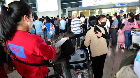 Sợi dây nguồn cội thêm bền chặt- Ảnh 1. Giây phút đoàn tụ cùng người thân sau thời gian dài xa cách - Ảnh: T.T.D.
