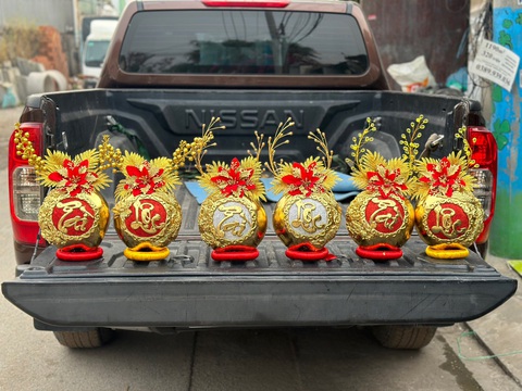 Trái dừa mạ vàng đắp chữ nổi được nhiều người ưa chuộng ở chợ tết. Trái dừa mạ vàng đắp chữ nổi được nhiều người ưa chuộng ở chợ Tết