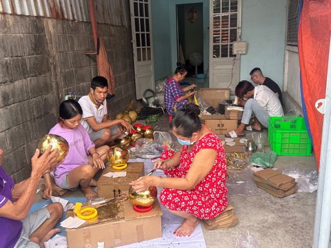 Nhóm thợ tất bật làm phụ kiện trang trí lên trái dừa, chủ cơ sở cho hay dịp cao điểm là 10 ngày trước Tết, mỗi ngày làm cả trăm quả để kịp đáp ứng thị trường. Nhóm thợ tất bật làm phụ kiện trang trí lên trái dừa, chủ cơ sở cho hay dịp cao điểm là 10 ngày trước Tết, mỗi ngày làm cả trăm quả để kịp đáp ứng thị trường