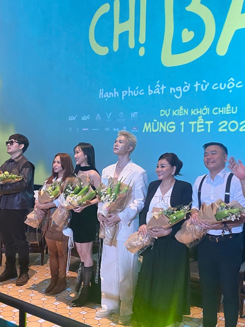 Anh Tú mếu máo tiết lộ vai trò của 'nóc nhà' Diệu Nhi- Ảnh 1. Anh Tú nổi bật với mái tóc màu bạch kim trong showcase phim mới