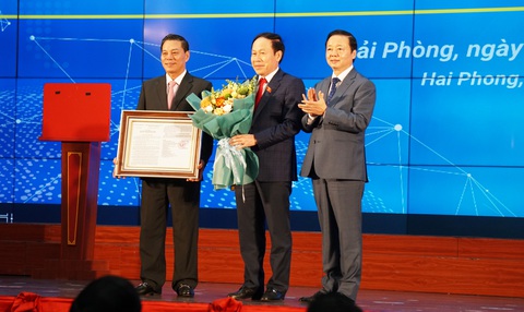 Viễn cảnh Hải Phòng đến năm 2050 sẽ như thế nào?- Ảnh 3. Phó thủ tướng Trần Hồng Hà (bìa phải) thay mặt Chính phủ trao quyết định phê duyệt quy hoạch thành phố Hải Phòng giai đoạn 2021 - 2030, tầm nhìn đến năm 2050 - Ảnh: TIẾN THẮNG