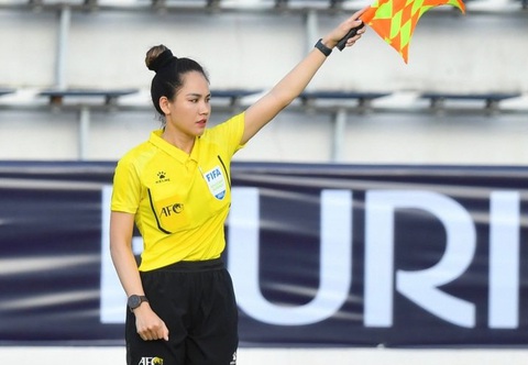 2 trọng tài Việt Nam sẽ làm nhiệm vụ ở vòng loại Olympic Paris- Ảnh 2. Trợ lý trọng tài FIFA Hà Thị Phượng khi làm nhiệm vụ ở Thái Lan - Ảnh: VFF