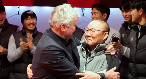 HLV Park Hang Seo bật khóc trong ngày gặp lại HLV Hiddink- Ảnh 1. HLV Park Hang Seo gặp lại ông Hiddink - Ảnh: SPORKI