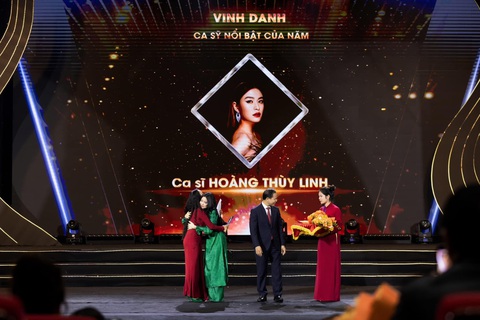 Hoàng Thùy Linh nhận danh hiệu Ca sĩ nổi bật của năm hôm 13-1 - Ảnh: Facebook nhân vật Hoàng Thùy Linh nhận danh hiệu Ca sĩ nổi bật của năm hôm 13-1 - Ảnh: Facebook nhân vật