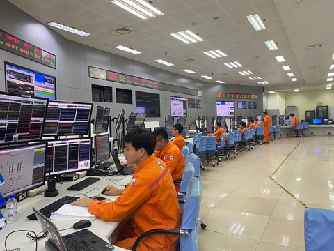 Nhiệt điện Duyên Hải hướng đến nhiều nhiệm vụ quan trọng trong năm 2024- Ảnh 2. Các kỹ sư tại Phòng điều khiển Trung tâm Nhà máy Nhiệt điện Duyên Hải 3