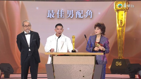 Diễn viên phim Châu Tinh Trì quỳ lạy trên sân khấu khi được ẵm giải thưởng sau nhiều năm- Ảnh 3. Diễn viên phim Châu Tinh Trì quỳ lạy trên sân khấu khi được ẵm giải thưởng sau nhiều năm- Ảnh 3.