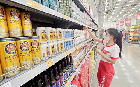 Bia có cồn được chưng bán dồi dào ở siêu thị với nhiều khuyến mãi dịp cuối năm - Ảnh: N.Trí Bia có cồn được chưng bán dồi dào ở siêu thị với nhiều khuyến mãi dịp cuối năm - Ảnh: N.Trí