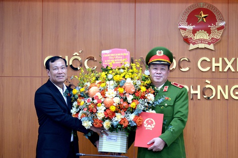 Thiếu tướng Nguyễn Quốc Hùng làm ủy viên thường trực Ủy ban Quốc phòng và An ninh- Ảnh 1. Chủ nhiệm Ủy ban Quốc phòng và An ninh, Trung tướng Lê Tấn Tới (trái) trao nghị quyết và tặng hoa chúc mừng ủy viên thường trực Ủy ban Quốc phòng và An ninh Nguyễn Quốc Hùng - Ảnh: GIA HÂN