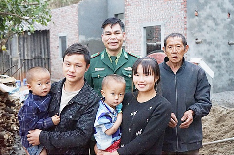 Gia đình ông Dơ được bộ đội biên phòng dựng nhà mới sắp sửa hoàn thiện để đón một cái Tết vui vẻ, đầm ấm - Ảnh: VŨ TUẤN Gia đình ông Dơ được bộ đội biên phòng dựng nhà mới sắp sửa hoàn thiện để đón một cái Tết vui vẻ, đầm ấm - Ảnh: VŨ TUẤN