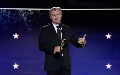 Đường đến Oscar tiếp tục rộng mở cho Oppenheimer- Ảnh 2. Christopher Nolan lên nhận giải tại Critic's Choice Awards - Ảnh: GETTY IMAGES