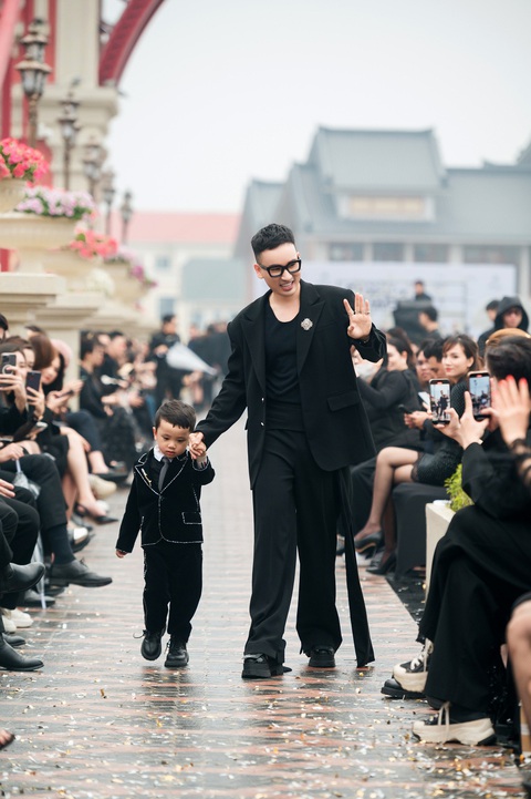 Nhà thiết kế Hà Duy dắt con trai làm vedette trong show diễn cá nhân- Ảnh 1. Nhà thiết kế Hà Duy dắt con trai 3 tuổi chào kết bộ sưu tập mới