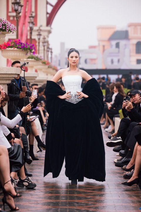 Nhà thiết kế Hà Duy dắt con trai làm vedette trong show diễn cá nhân- Ảnh 2. Hoa hậu Ngọc Hân bất ngờ tái xuất sàn diễn thời trang
