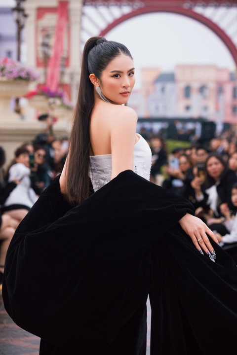 Nhà thiết kế Hà Duy dắt con trai làm vedette trong show diễn cá nhân- Ảnh 3. Hoa hậu Việt Nam 2010 khoe thần thái đỉnh cao trong vai trò vedette với thiết kế lộng lẫy
