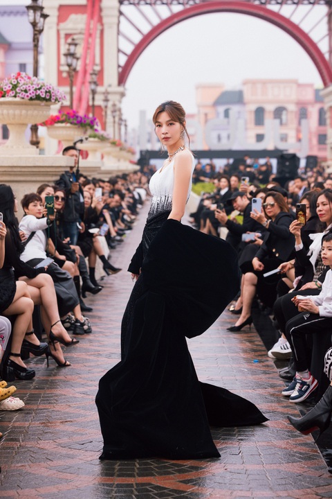 Nhà thiết kế Hà Duy dắt con trai làm vedette trong show diễn cá nhân- Ảnh 4. Siêu mẫu Thúy Hương có màn tái xuất sàn diễn thời trang trong nước sau thời gian dài vắng bóng