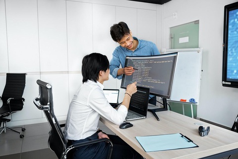 Thử nghiệm sai và sửa trong kinh doanh- Ảnh 2. Máy móc không thể quyết định thay con người về hiệu quả đổi mới – Ảnh: Internet.