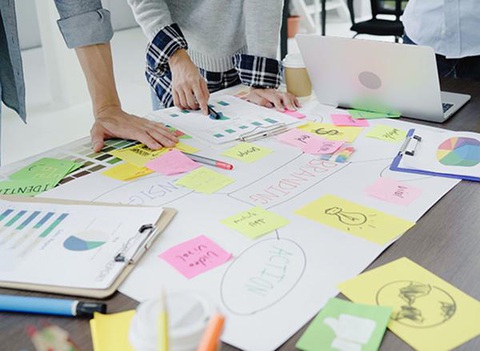 Mô tả chi tiết công việc của chuyên viên Trade Marketing- Ảnh 3. Phối hợp với bộ phận bán hàng để đưa ra chiến lược kinh doanh - Ảnh: Internet.