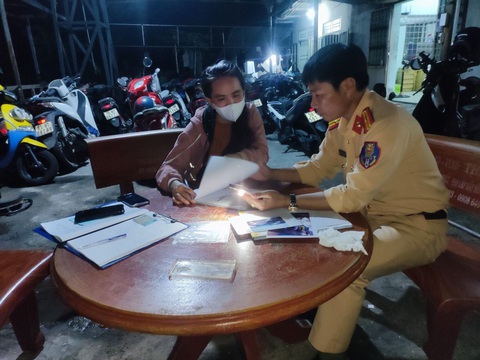Phạt nữ tài xế lái ô tô chạy ngược chiều trên cao tốc- Ảnh 1. Đội tuần tra kiểm soát giao thông đường bộ cao tốc số 7 mời làm việc, lập biên bản xử phạt nữ tài xế lái ô tô chạy ngược chiều trên cao tốc - Ảnh: Cục Cảnh sát giao thông
