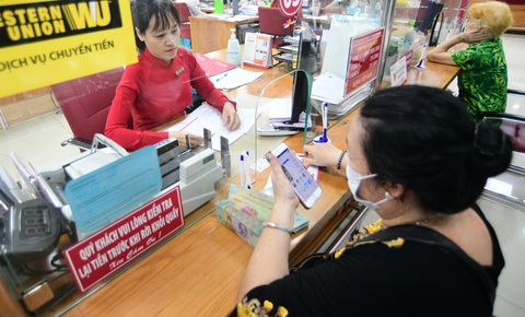 Lợi nhuận ròng doanh nghiệp trên sàn tăng 30%: Công lớn nhờ ngân hàng, đại gia thép- Ảnh 1. Lợi nhuận ngành ngân hàng tích cực - Ảnh: QUANG ĐỊNH