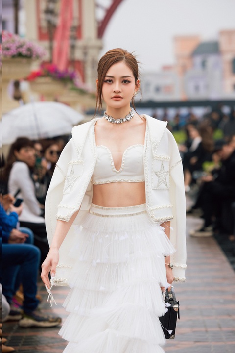 Nhà thiết kế Hà Duy dắt con trai làm vedette trong show diễn cá nhân- Ảnh 5. Nhà thiết kế Hà Duy dắt con trai làm vedette trong show diễn cá nhân- Ảnh 5.