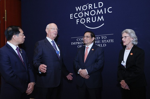 Thủ tướng Phạm Minh Chính trong cuộc gặp với giáo sư Klaus Schwab (thứ hai từ trái sang), nhà sáng lập kiêm chủ tịch điều hành của WEF, năm 2023 - Ảnh: VGP Thủ tướng Phạm Minh Chính trong cuộc gặp với giáo sư Klaus Schwab (thứ hai từ trái sang), nhà sáng lập kiêm chủ tịch điều hành của WEF, năm 2023 - Ảnh: VGP