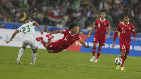 Chuyên gia châu Á dự báo Indonesia sẽ thảm bại trước Iraq- Ảnh 1. Indonesia (áo đỏ) được dự báo sẽ rất "mệt mỏi" khi đối đầu với tuyển Iraq - Ảnh: Getty