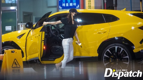 Nữ diễn viên từng bị bắt gặp cầm lái xe Lamborghini Urus màu vàng Nữ diễn viên từng bị bắt gặp cầm lái xe Lamborghini Urus màu vàng.
