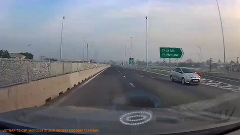 Lại xuất hiện ô tô chạy ngược chiều trên cao tốc Mỹ Thuận - Cần Thơ- Ảnh 1. Hình ảnh chiếc ô tô chạy ngược chiều trên cao tốc Mỹ Thuận - Cần Thơ - Ảnh: Cắt từ clip