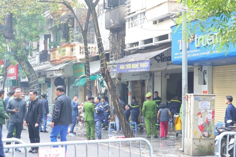 Hà Nội cháy nhà tại phố Hàng Lược, 4 người trong gia đình tử vong- Ảnh 3. Cảnh sát đến hiện trường vụ cháy - Ảnh: TTXVN