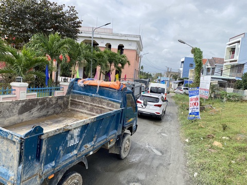 Xe cộ rủ nhau né trạm thu phí 'cày nát' đường dân sinh: Yêu cầu kiểm tra tải trọng xe- Ảnh 1. Hàng dài xe né trạm thu phí, chạy vào tuyến đường dân sinh tại thôn Thanh Quýt 3, phường Điện Thắng Trung khiến tuyến đường hư hỏng - Ảnh: LÊ TRUNG