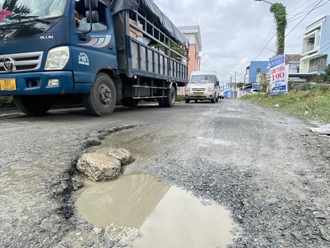 Xe cộ rủ nhau né trạm thu phí 'cày nát' đường dân sinh: Yêu cầu kiểm tra tải trọng xe- Ảnh 3. Tuyến đường Thanh Quýt 3 hư hỏng nặng do hằng ngày gánh một lượng lớn xe né trạm - Ảnh: LÊ TRUNG