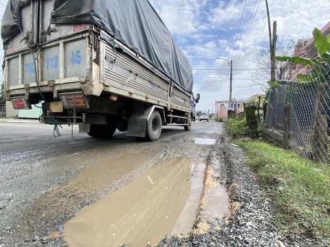 Xe cộ rủ nhau né trạm thu phí 'cày nát' đường dân sinh: Yêu cầu kiểm tra tải trọng xe- Ảnh 4. Xe tải trọng lớn cày nát đường dân sinh - Ảnh: LÊ TRUNG