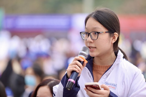Tuyển sinh năm 2024 chưa xong, phụ huynh, học sinh đã lo năm 2025- Ảnh 4. Học sinh tham gia Chương trình tư vấn tuyển sinh - Hướng nghiệp 2024 tại Thanh Hóa - Ảnh: NGUYỄN KHÁNH