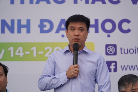 Tuyển sinh năm 2024 chưa xong, phụ huynh, học sinh đã lo năm 2025- Ảnh 3. PGS.TS Bùi Quang Hùng - phó giám đốc ĐH Kinh tế TP.HCM (UEH) tư vấn cho thí sinh trong chương trình tổ chức tại Khánh Hòa - Ảnh: TRẦN HƯƠNG