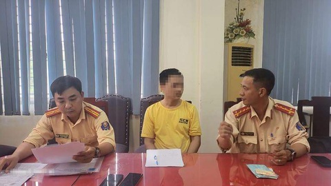 Phạt tài xế chạy 210km/h trên cao tốc Mỹ Thuận - Cần Thơ 22 triệu đồng- Ảnh 1. Tài xế B. làm việc với cảnh sát giao thông - Ảnh: C08