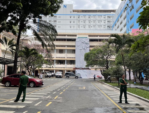 Trưởng phòng tài chính - kế toán Bệnh viện Từ Dũ tử vong trong phòng làm việc- Ảnh 1. Lực lượng chức năng có mặt phong tỏa khu vực phòng tài chính - kế toán của Bệnh viện Từ Dũ để điều tra nguyên nhân vụ việc - Ảnh: C.T.
