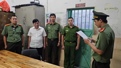 Bắt tạm giam ông Nguyễn Công Khế và ông Nguyễn Quang Thông- Ảnh 1. Cơ quan điều tra đọc lệnh khởi tố đối với ông Nguyễn Công Khế - Ảnh: Công an TP.HCM cung cấp