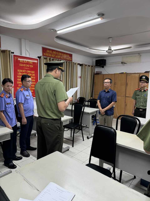 Bắt tạm giam ông Nguyễn Công Khế và ông Nguyễn Quang Thông- Ảnh 2. Cơ quan điều tra đọc lệnh khởi tố đối với ông Nguyễn Quang Thông - Ảnh: Công an TP.HCM cung cấp